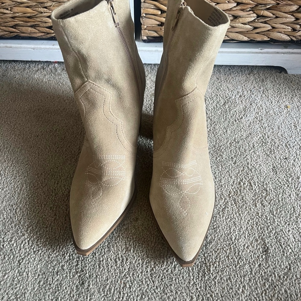 Steve Madden Cream Ankle Booties Sleek Suede Design